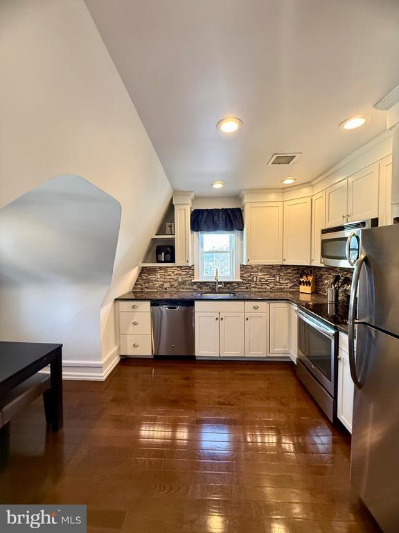 Building Photo - 815 Fayette St