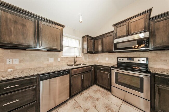 Building Photo - 2421 Shell Dr