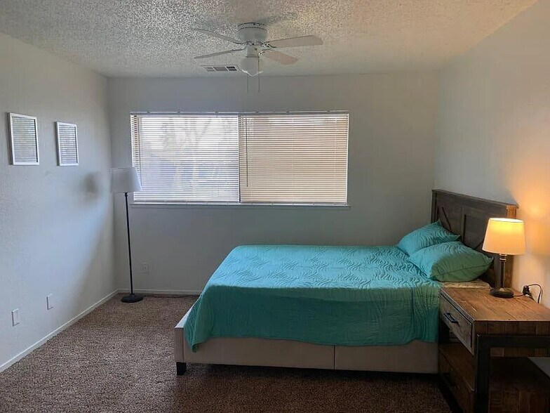 Building Photo - 1190 S Winery Ave