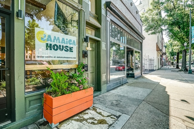 Building Photo - 416 W Broad St