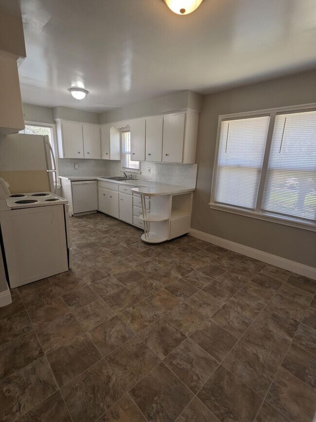 Building Photo - 3 Weeks Rent Free! 5 Bed 2 Bath Single Fam...