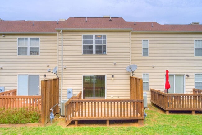 Building Photo - Available for the 2026-2027 lease term.