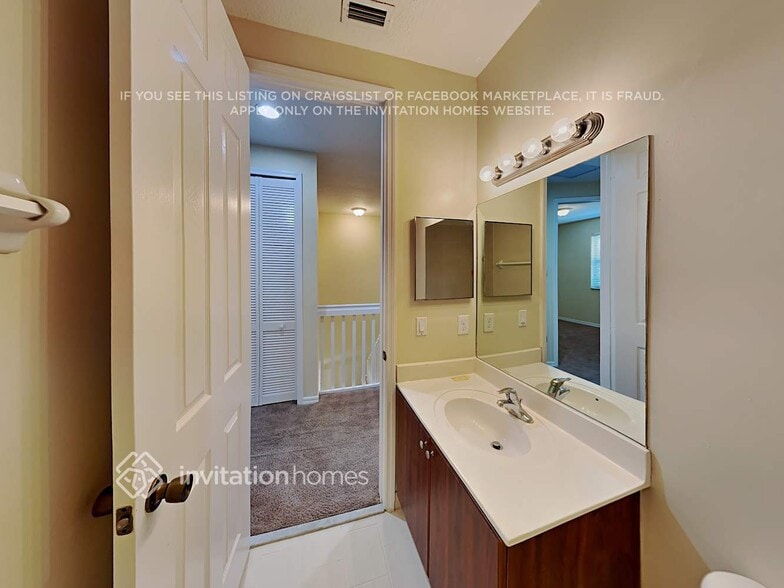 Building Photo - 518 NE 35th Ave