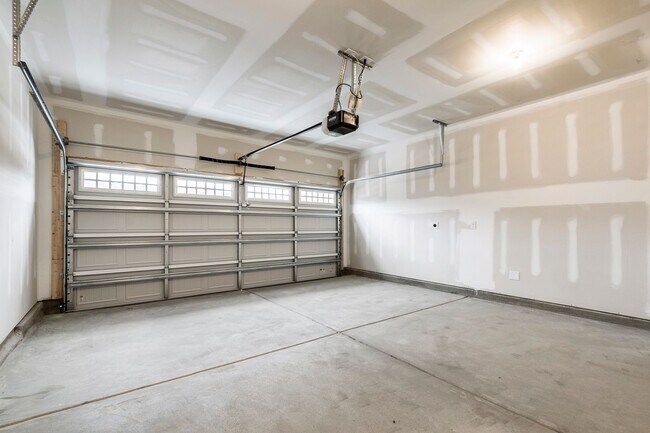 Building Photo - Chic End-Unit Townhome in Forestville Station!