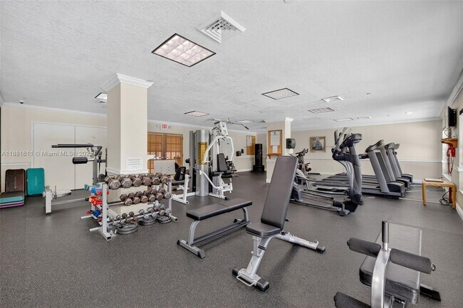Building Photo - 3200 Port Royale Dr N