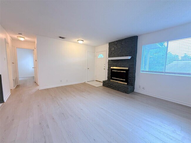 Building Photo - 9900 Hundred Oaks Cir