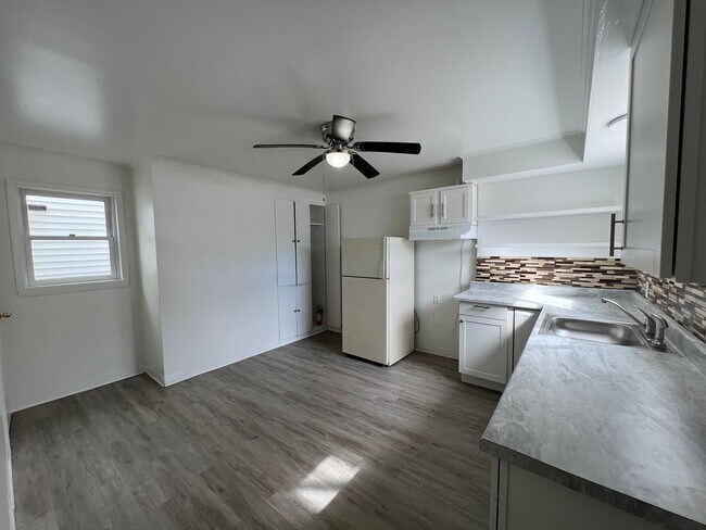 Building Photo - 208-210-210 McClure St