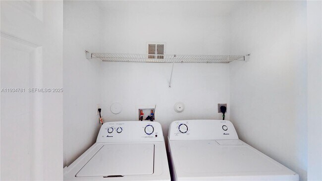 Building Photo - 8999 NW 107 Ct