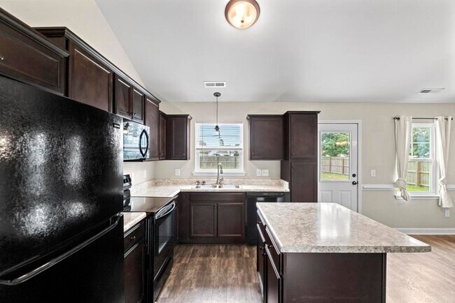 Building Photo - 211 Rowland Dr