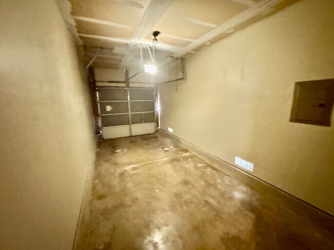 Building Photo - GREAT HOME  |  3 BEDROOMS + OFFICE  |  CLO...