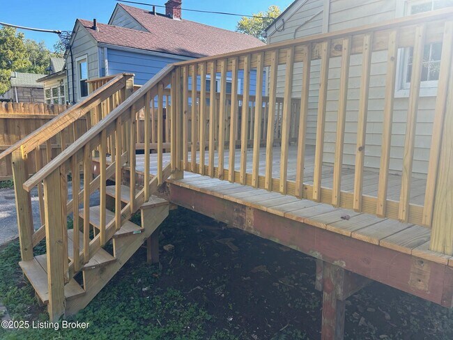 Building Photo - 735 Compton St