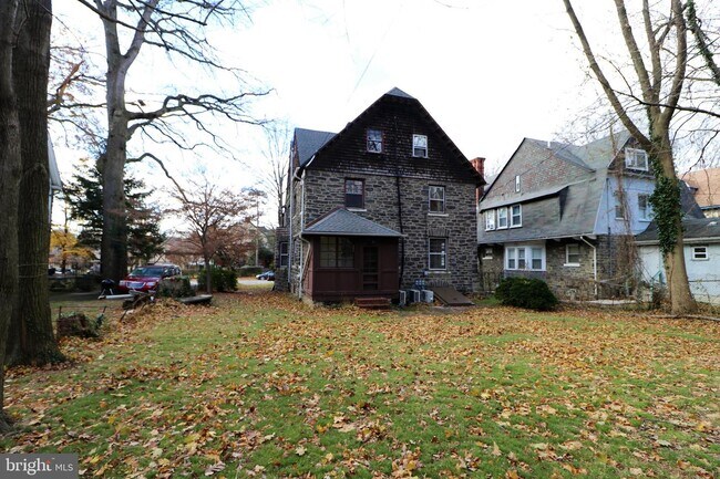 Building Photo - 2025 Upland Way