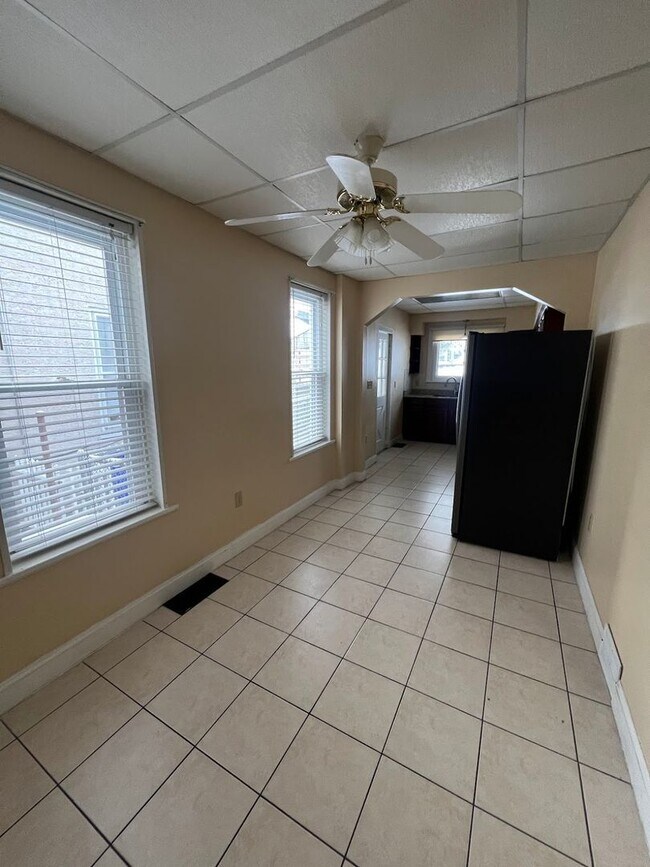 Building Photo - FOR RENT – West Reading