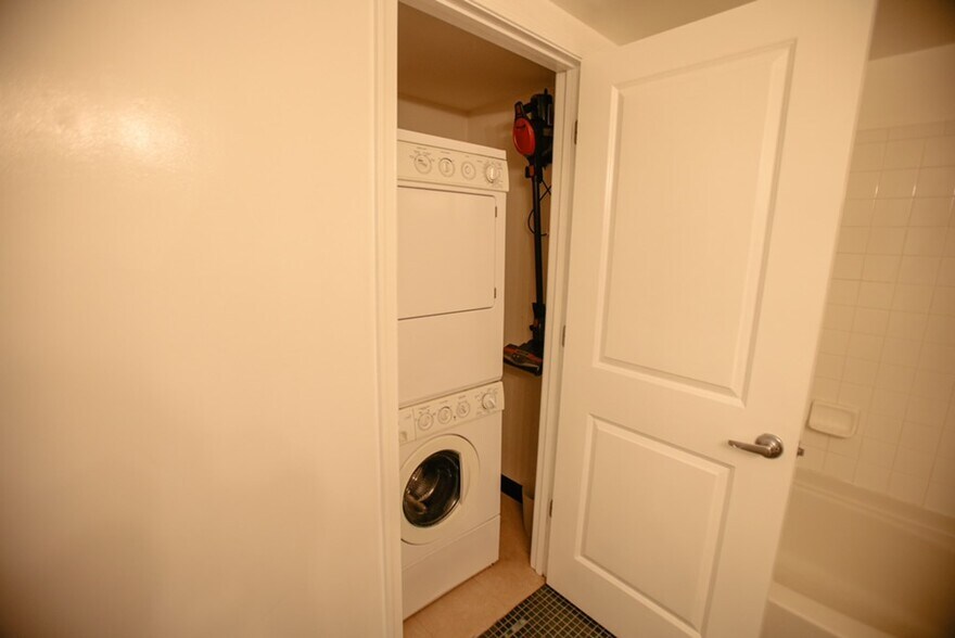 Building Photo - 7915 Eastern Ave