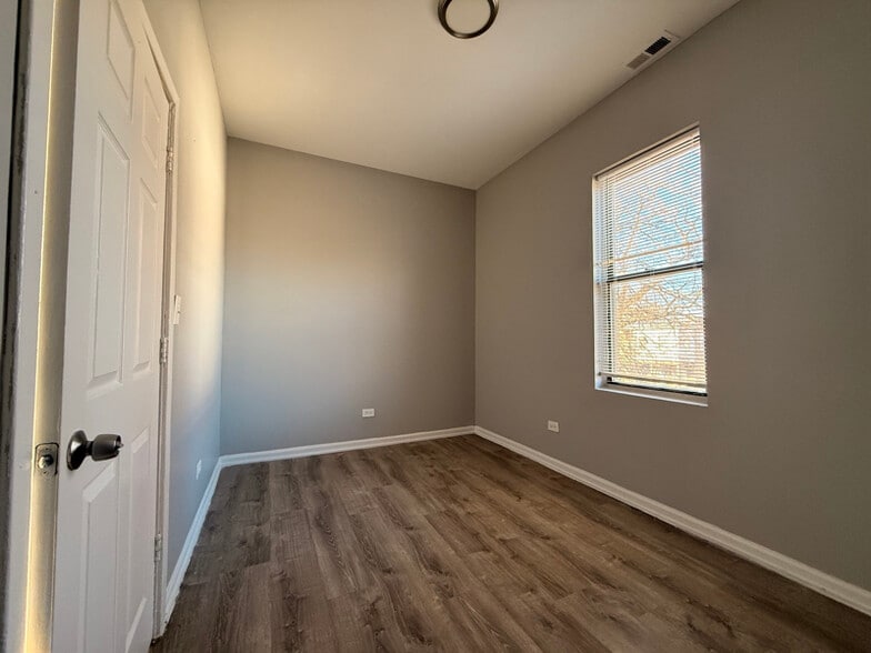 Building Photo - 7314 S Kenwood Ave