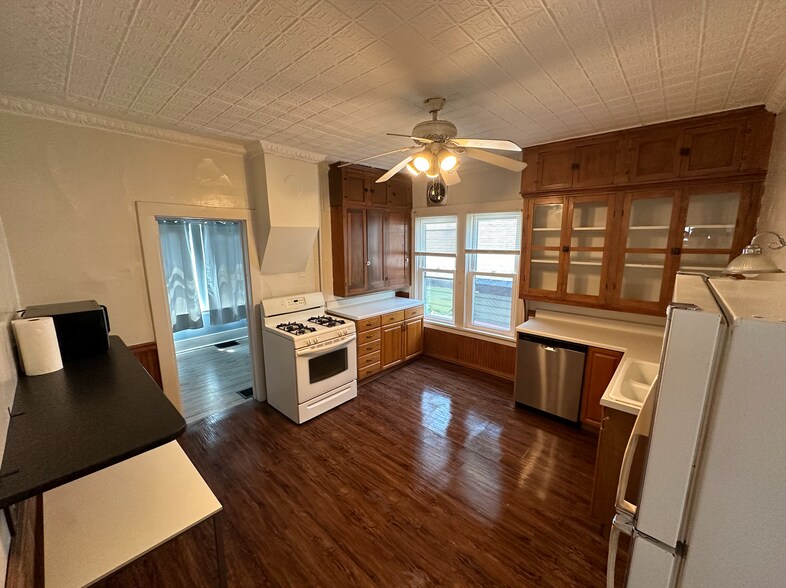 Building Photo - 49 Cayuga St