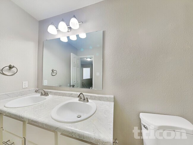 Building Photo - 1405 Bluestem Dr