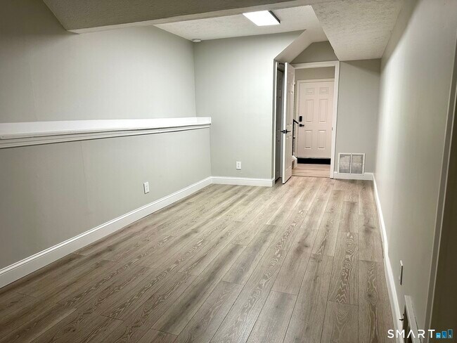 Building Photo - 629 Longfellow Dr