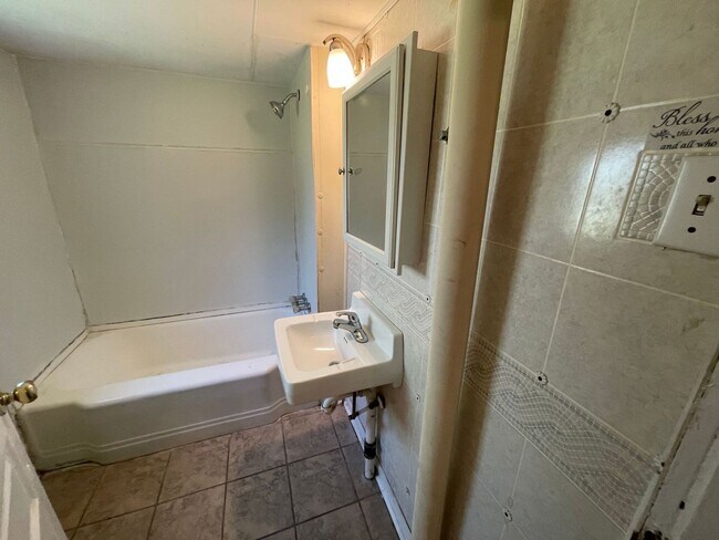 Building Photo - 2 bedroom 1 bathroom house with fenced yard available