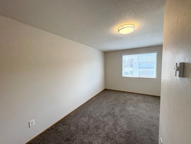 Building Photo - Spacious 3 bed 2.5 Bath Townhome in Cascad...