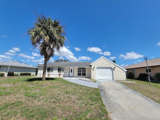 Building Photo - 2466 Lakeshore Cir