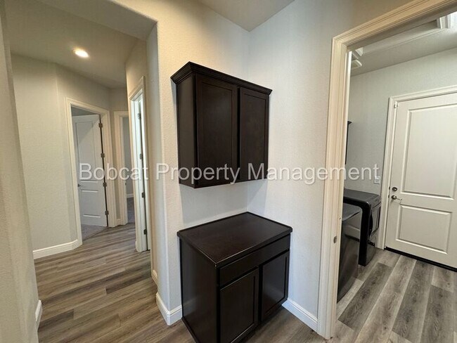 Building Photo - 925 Cranfield Ct
