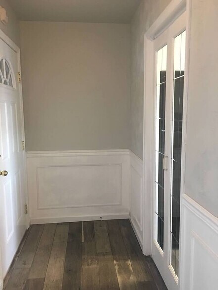 Entry way - 924 Shorewood Dr