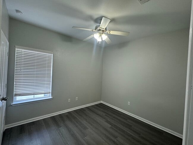 Building Photo - Beautiful 3/2 house in Biloxi