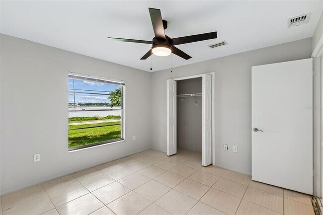 Building Photo - 400 E Silver Star Rd