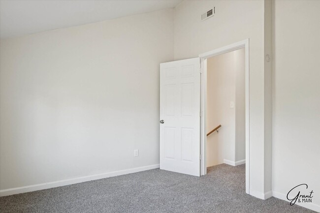 Building Photo - $1200 2 bedroom large home