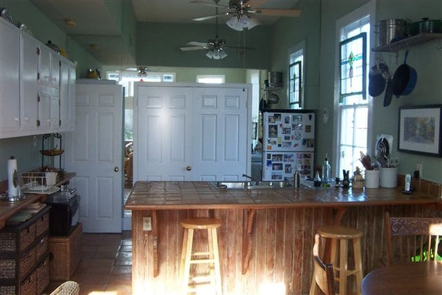 Kitchen w W/D behind double doors - 5940 Laurel St