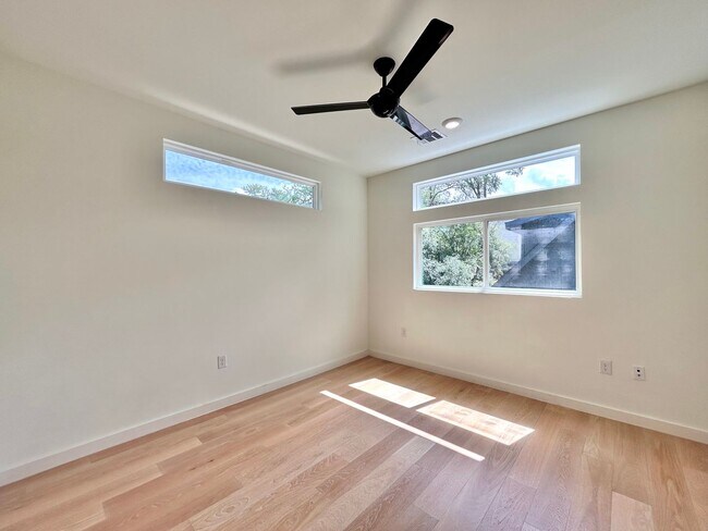 Building Photo - 1403 Cometa St