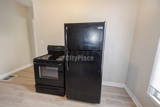 Building Photo - 820 N Oakland Ave