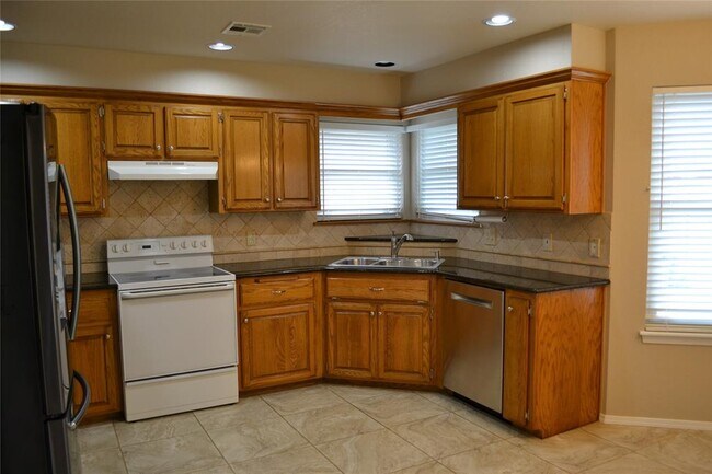 Building Photo - 204 Pinafore Dr