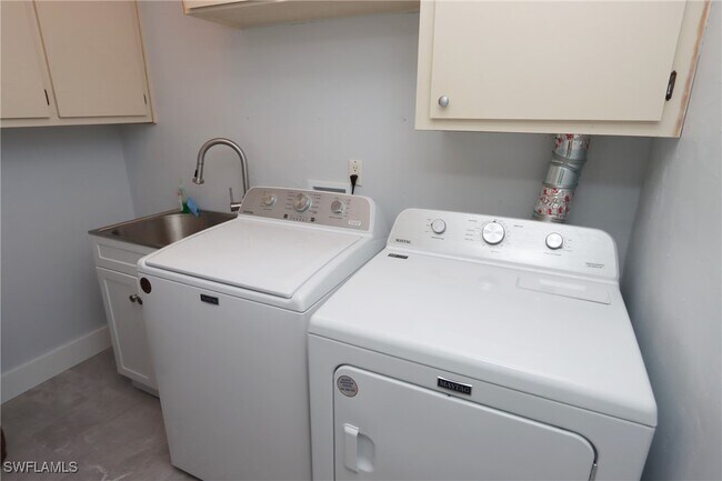 Building Photo - 27165 Edenbridge Ct