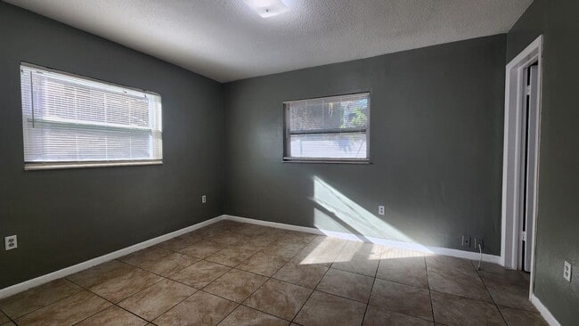 Building Photo - 1424 Spring Lane Apt 1-4