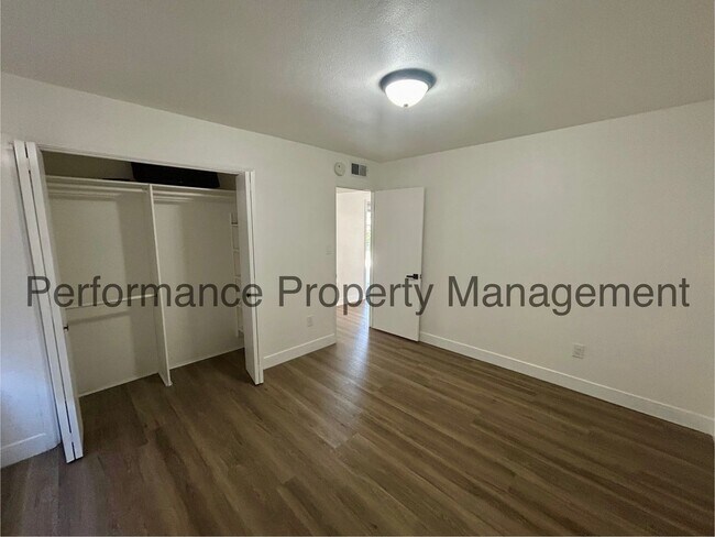 Building Photo - Stunning 3 Bed/2 Bath Split Wing Home w/ R...