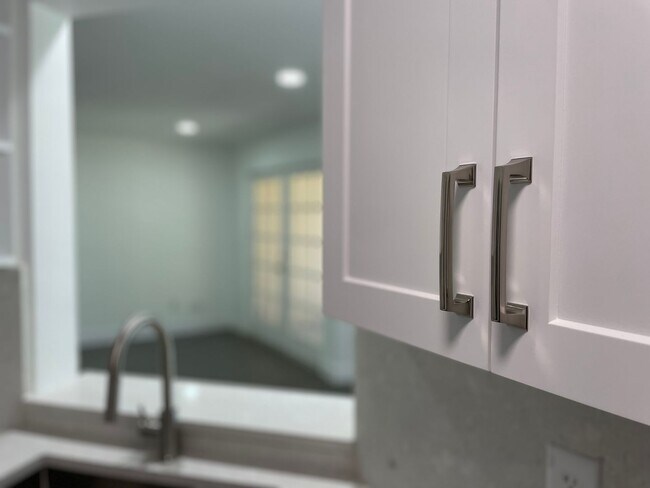 Building Photo - Renovated 2 Bedroom, 2 Bath First Floor in...