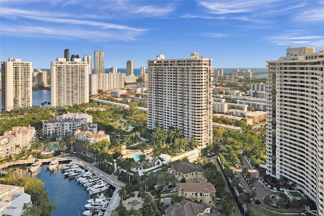 Building Photo - 2000 Island Blvd