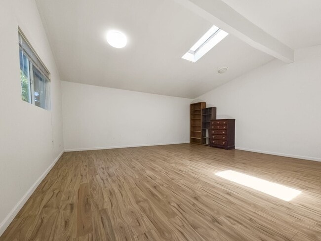 Building Photo - New Kitchen!! Beautiful family home w/extr...
