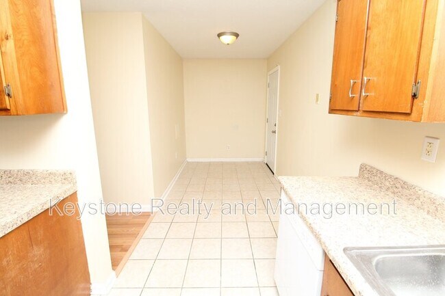 Building Photo - 1175 Schatten St