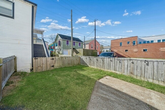 Building Photo - 2115 Broadway Avenue J