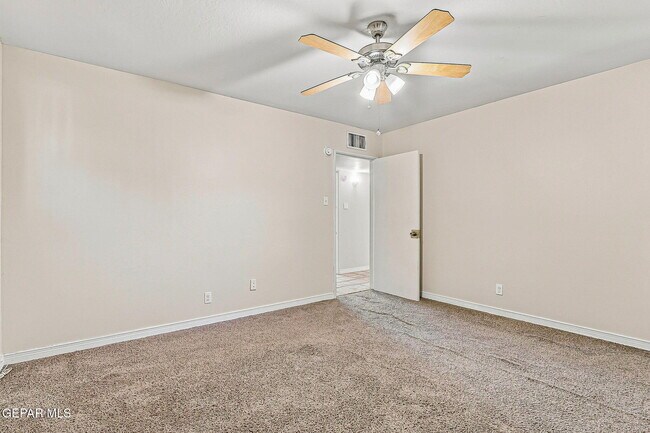 Building Photo - 4233 Hampshire Ln