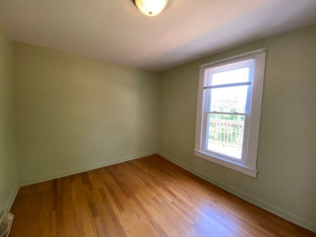 Building Photo - Woodfin - 1920's Cottage