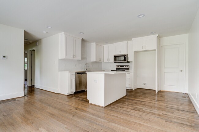 Building Photo - 5196 Scenic View Dr