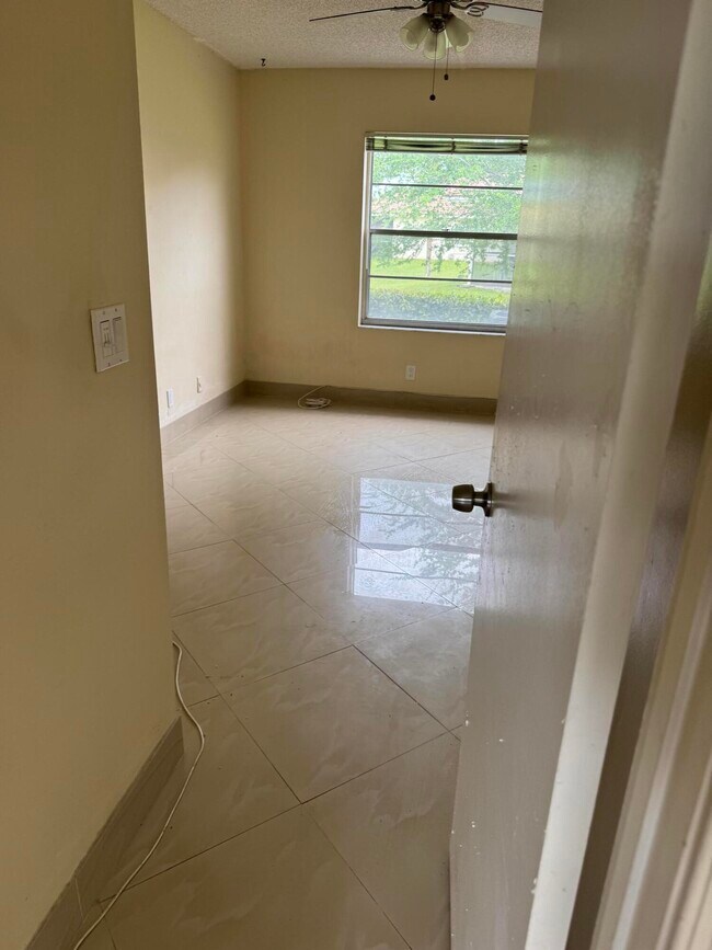 Building Photo - 9921 Three Lakes Cir