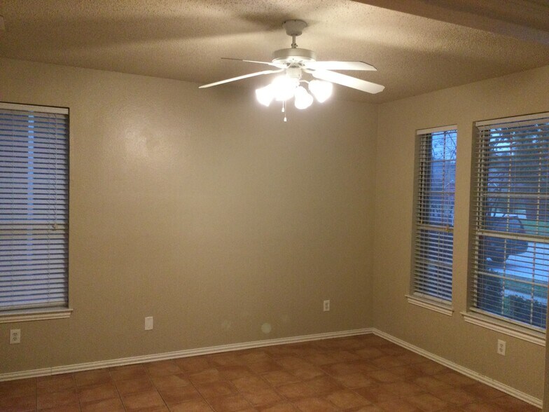 Building Photo - 2306 Valley Creek Dr