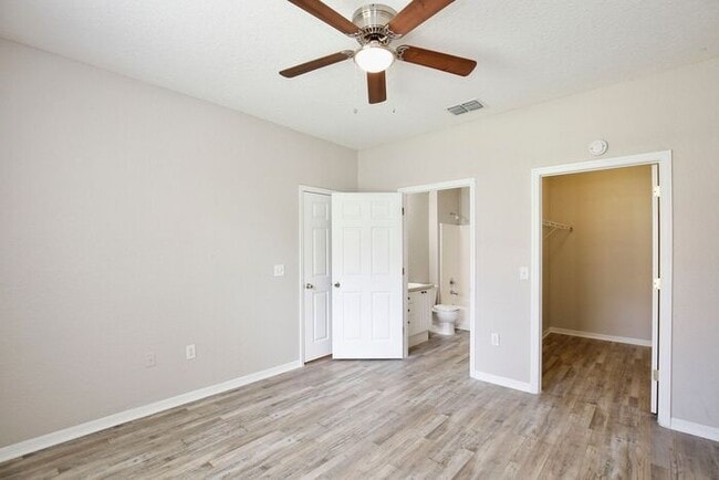 Building Photo - Perfect 2/2 Split Floorplan Condo with Washer/Dryer in Lovely Crescent Place at Lake Lotus Condom...