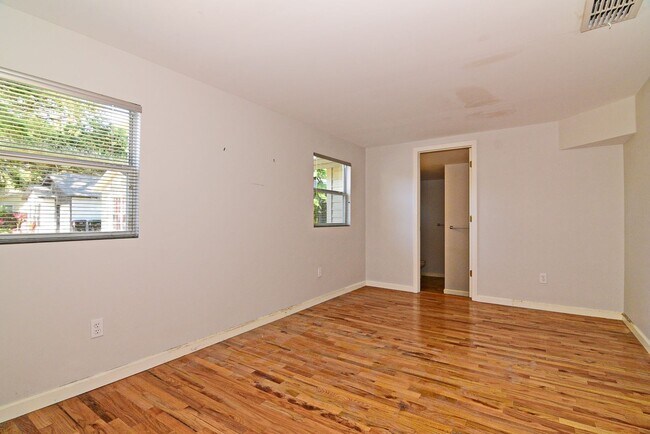 Building Photo - 1319 Francis Ave