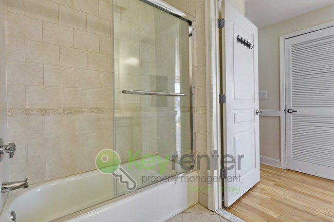 Building Photo - Top-Floor 2BR/2BA Condo with NYC Views + P...